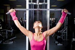 woman doing pulldowns